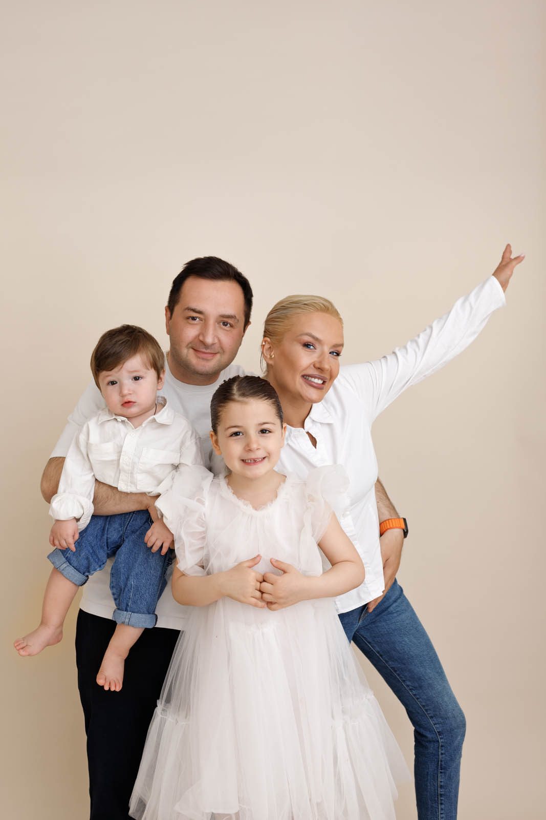 Family with toddler and older daughter — family photography in Tbilisi