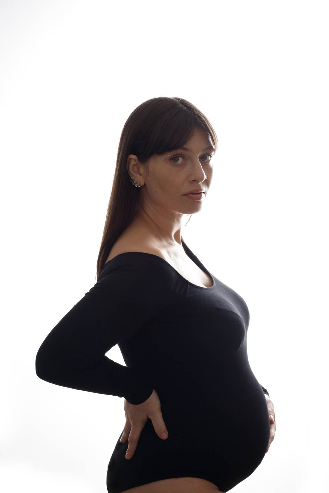 Maternity profile in soft backlight — Studio Muffin, Saburtalo