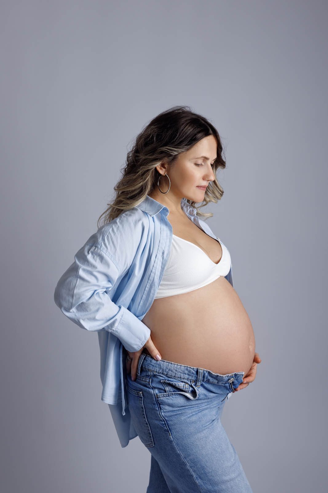 Maternity side profile cradling the bump — Studio Muffin Tbilisi
