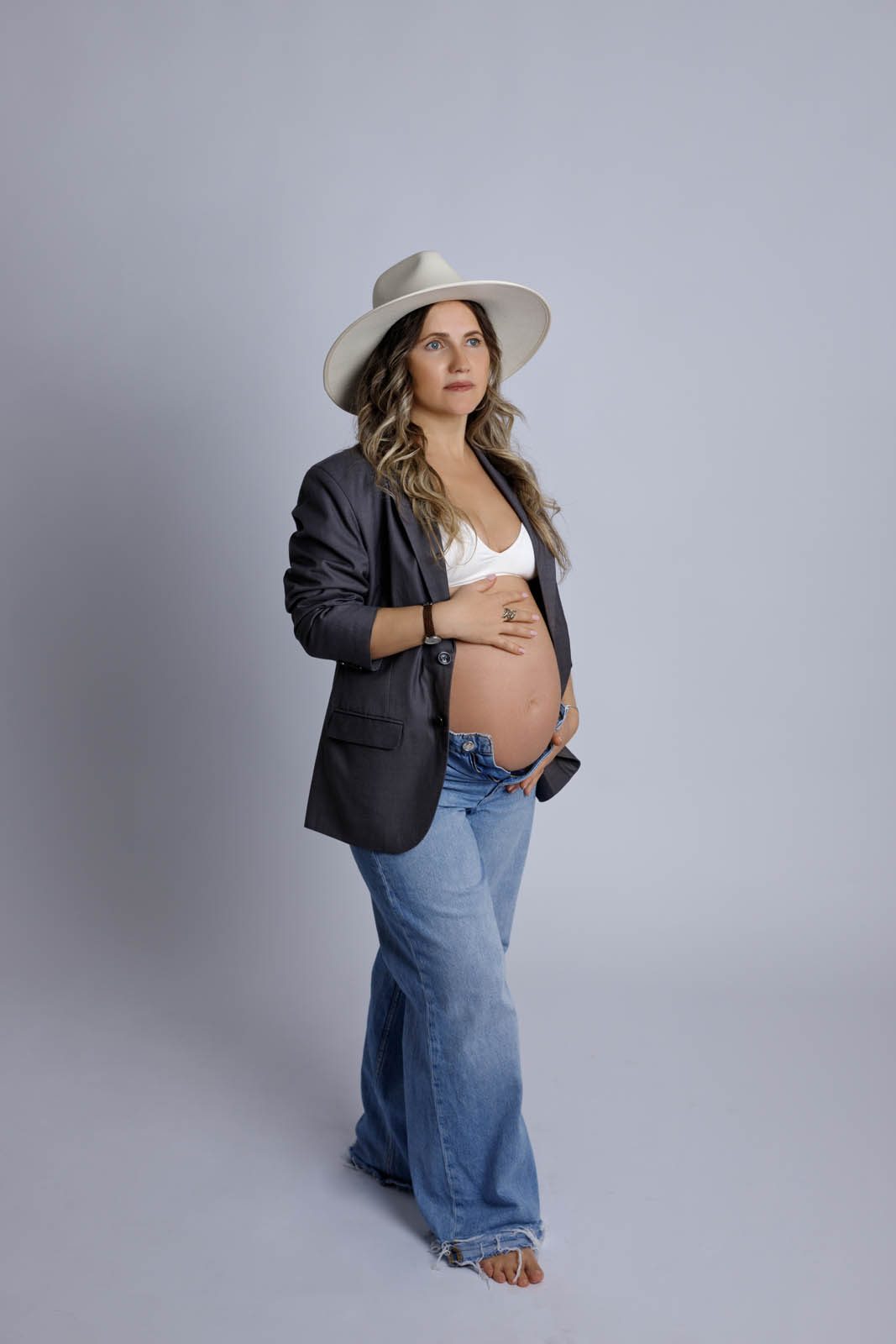 Expecting mother in hat and blazer — Studio Muffin, Tbilisi