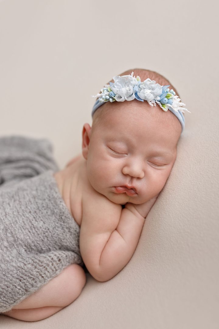 Newborn baby resting on a soft textured blanket — Studio Muffin Tbilisi